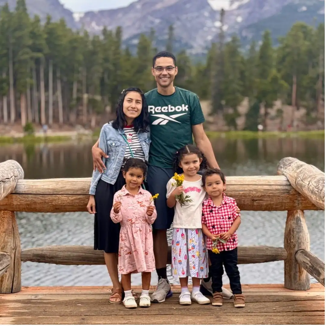 Familia junto a un lago rodeado de montanas