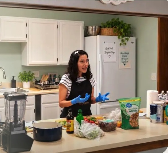 Elena Beckford enseñando una clase práctica de cocina saludable